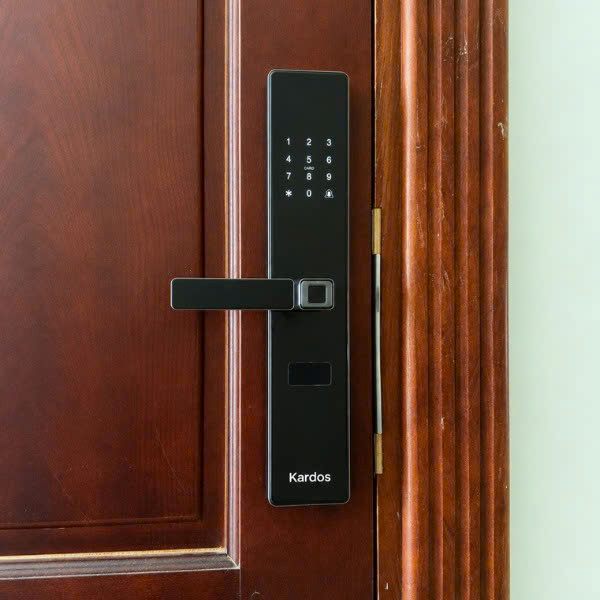 Khóa cửa vân tay Kardos SmartLock Q5 CNC Đen